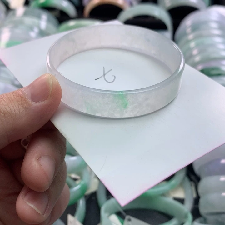 翡翠未镶嵌手镯公主