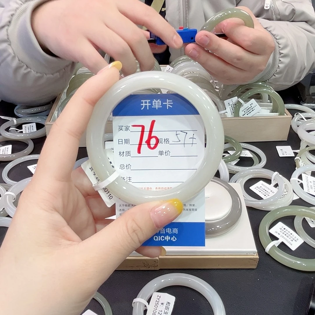 和田玉手镯未镶嵌吃****点