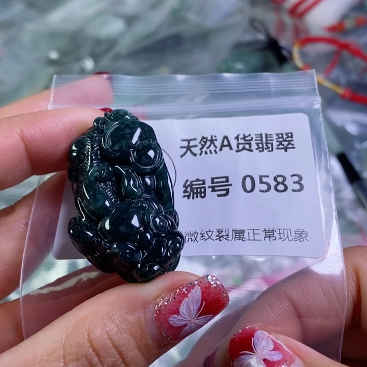 翡翠颈饰未镶嵌吊坠