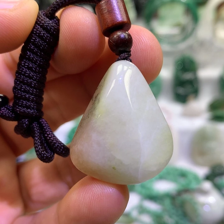 独山玉未镶嵌颈饰