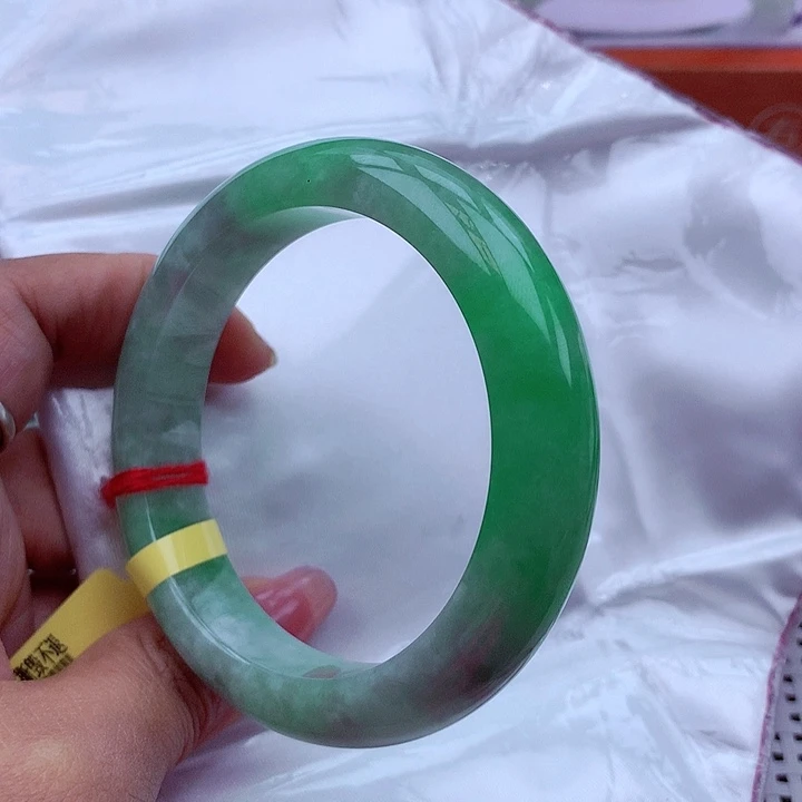 翡翠手镯未镶嵌翡翠