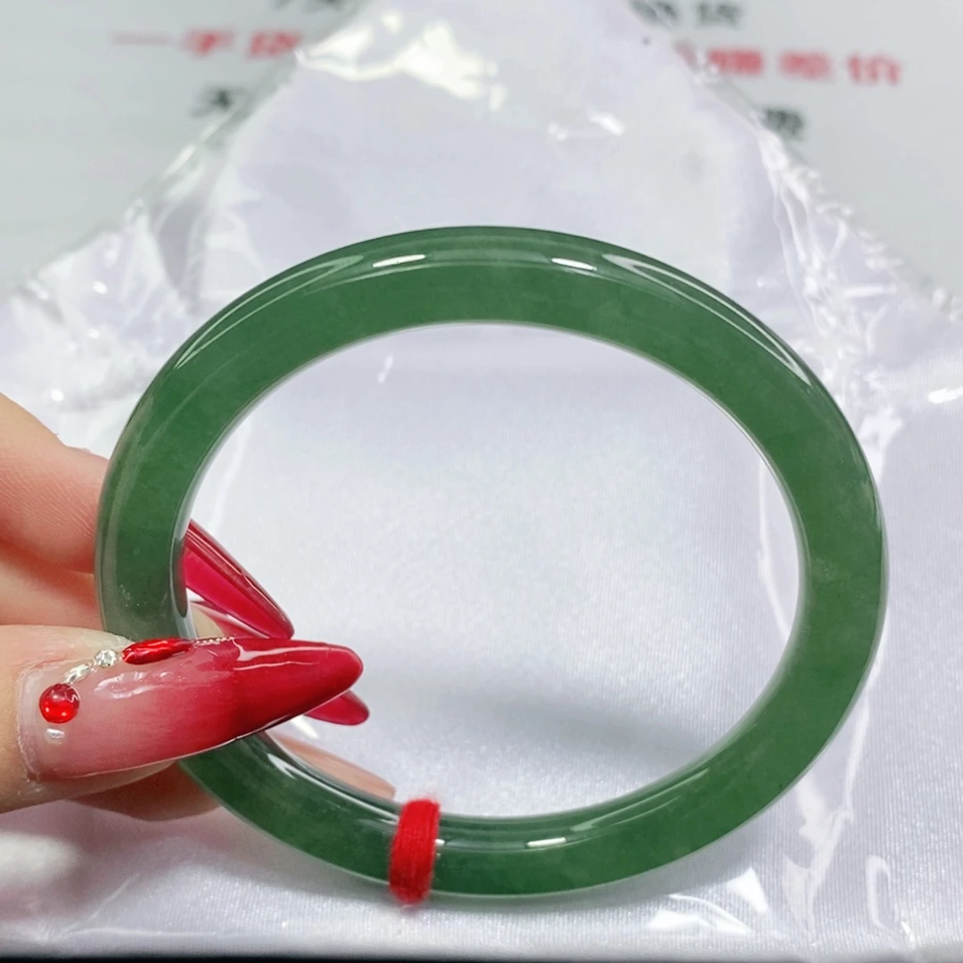 翡翠手镯未镶嵌一**茭56圈。