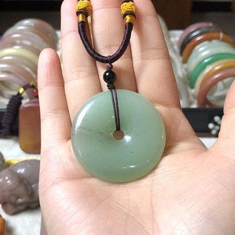 颈饰未镶嵌石英质玉