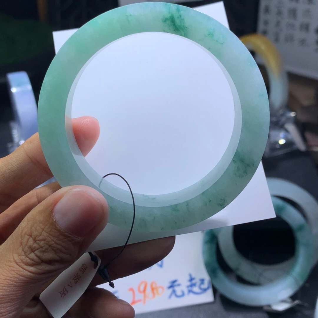 未镶嵌翡翠手镯定制翡翠丢**笑