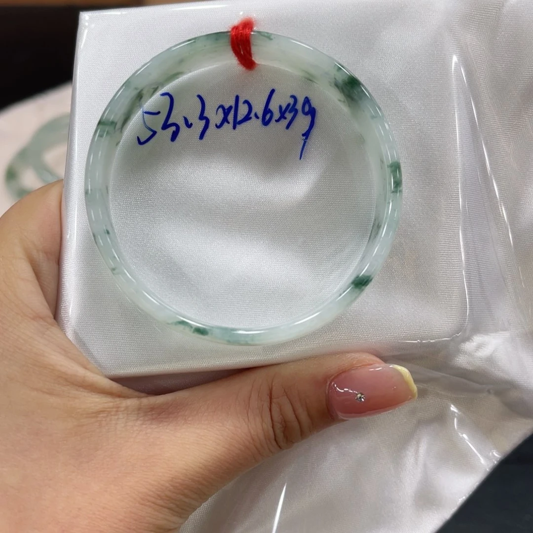 翡翠手镯未镶嵌翡翠