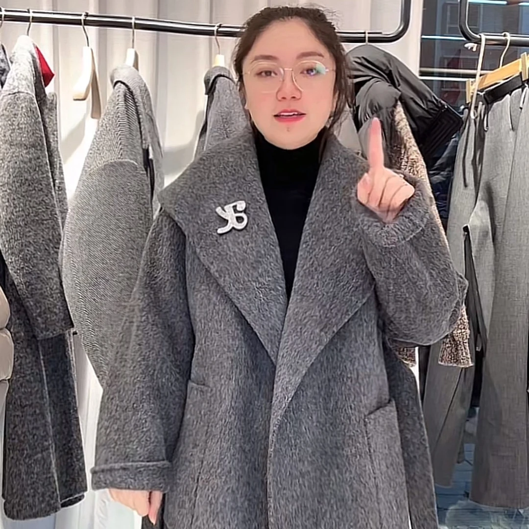 修身时尚款皮衣。