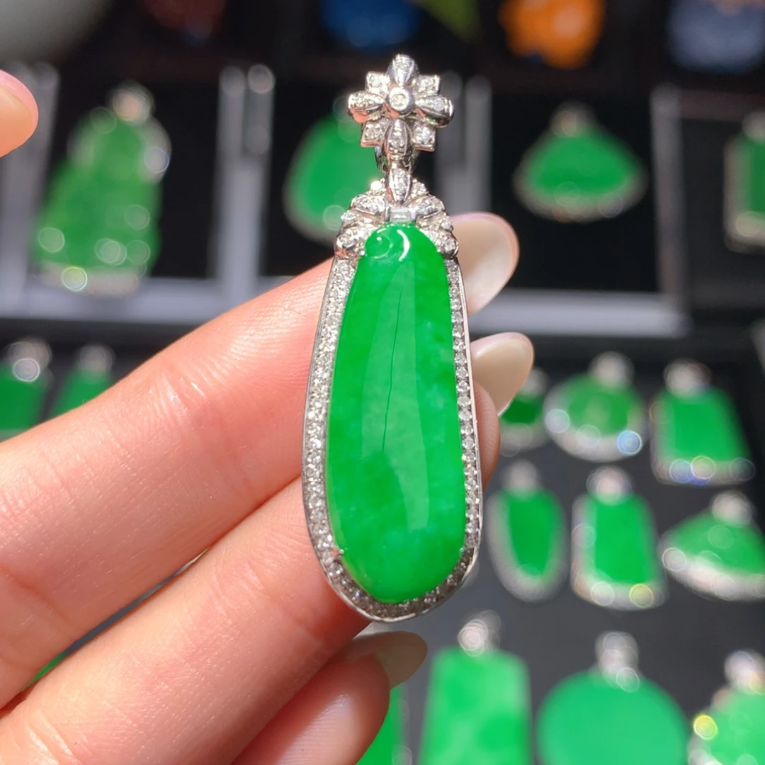 翡翠18K金镶嵌颈饰翡翠