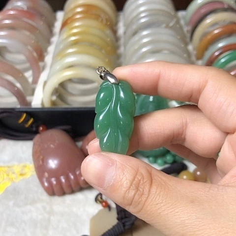 颈饰未镶嵌石英质玉
