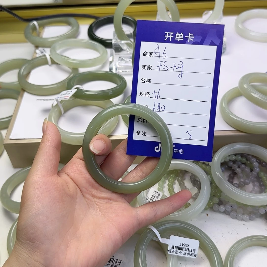 和田玉手镯未镶嵌千***?