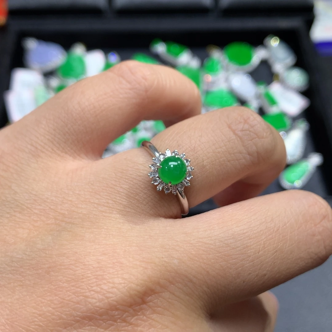 18K金镶嵌戒指翡翠绿