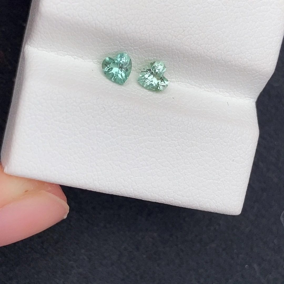 爱心碧玺两粒未镶嵌碧玺