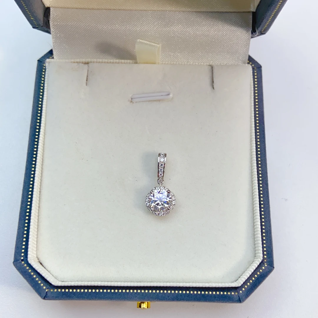 Pt950铂金镶嵌四爪吊坠1.78克气质时尚百搭