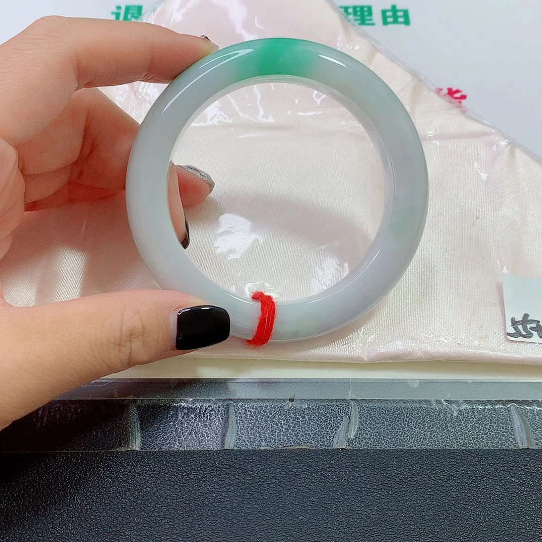 翡翠手镯未镶嵌翡翠