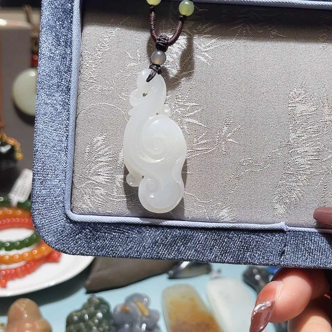 和田玉未镶嵌颈饰羊脂白玉如意