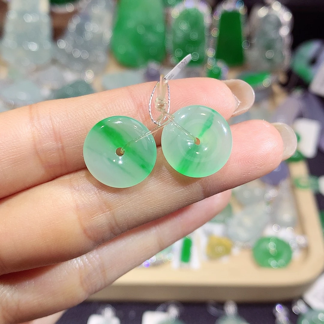 翡翠未镶嵌颈饰扣