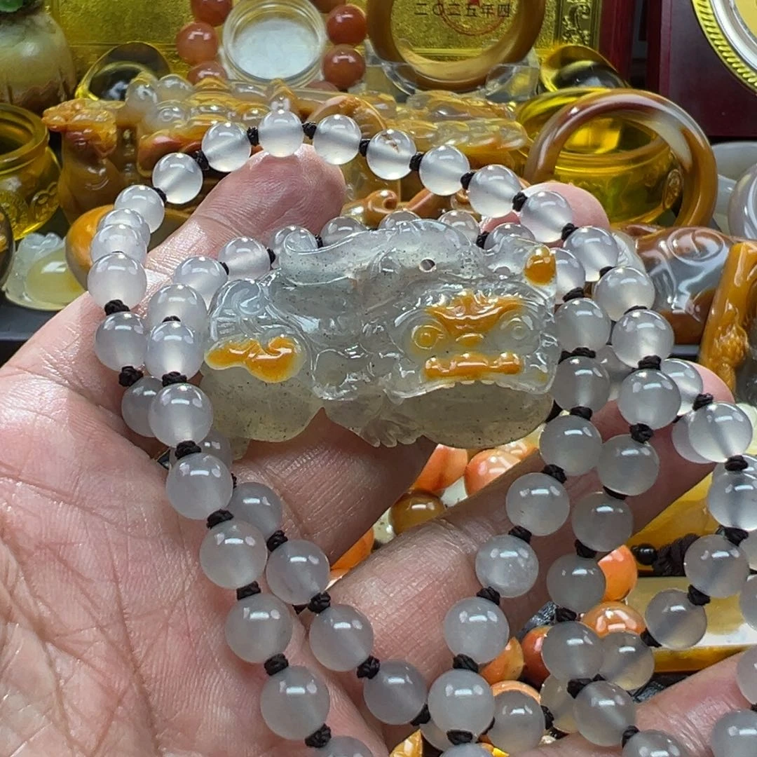 点****石英质玉未镶嵌颈饰