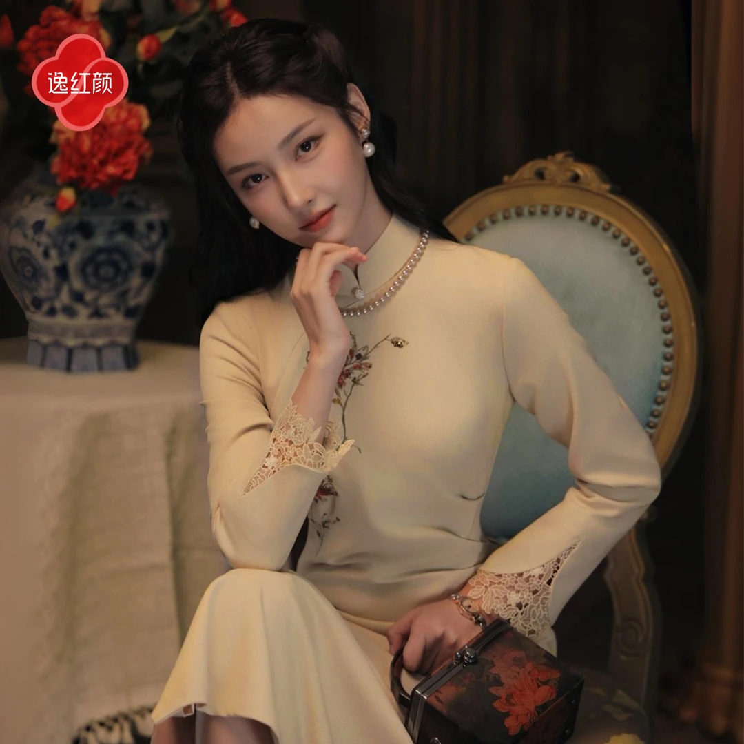 逸红颜 芳芜 2025秋冬新款牡丹珠片绣腰部抽褶拼蕾丝侧开叉旗袍女