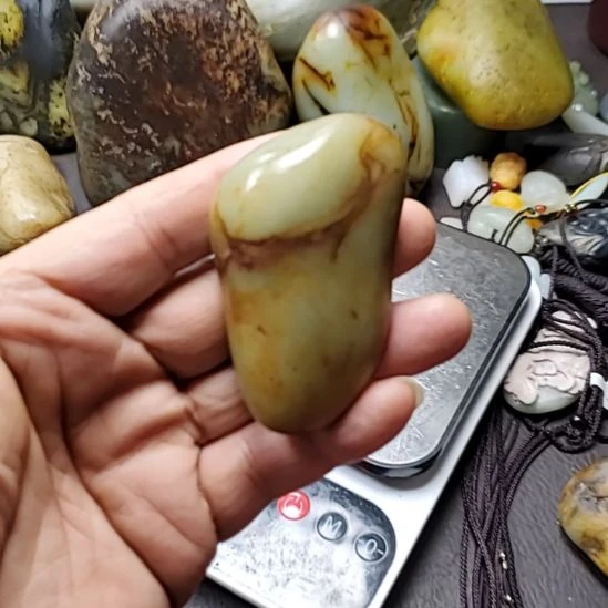 和田玉未镶嵌把件