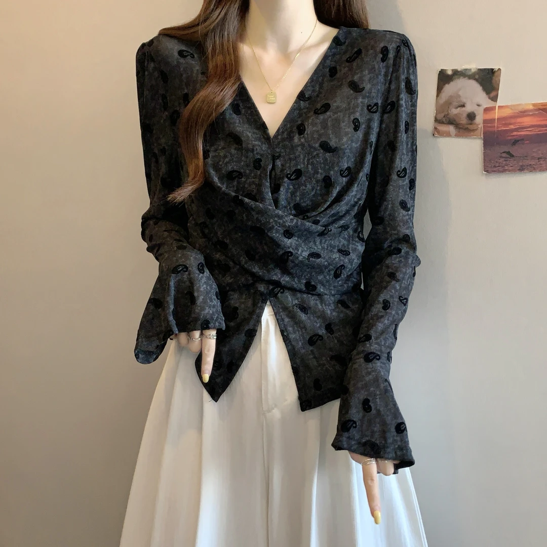 大码遮肚子设计感扭结V领正肩长袖T恤女春秋胖妹妹显瘦别致打底衫