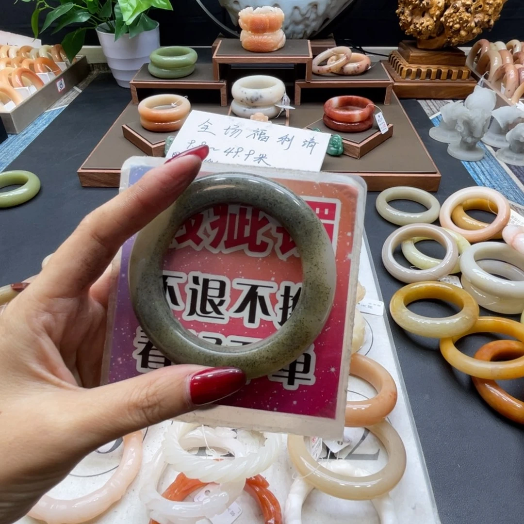 有***女石英岩玉未镶嵌手镯