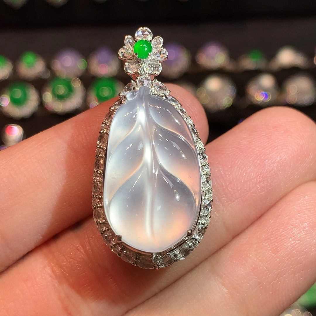 翡翠18K金镶嵌吊坠(赠链)玻璃种起钢树叶吊坠