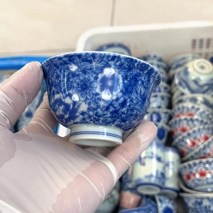 瓷片白青花万花压手杯全品