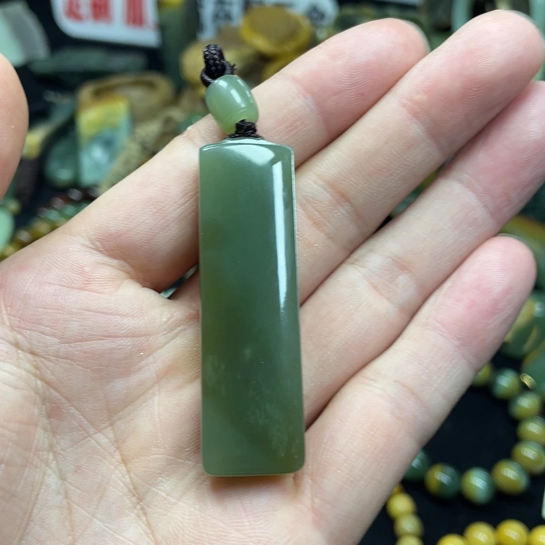 未镶嵌岫岩老玉（透闪石质玉）车挂