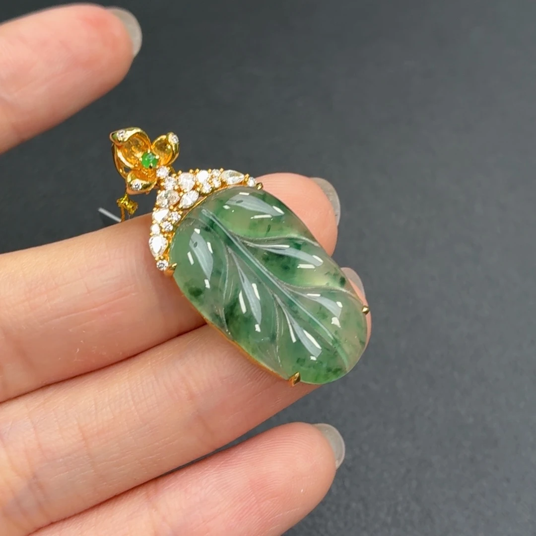 翡翠18K金镶嵌颈饰