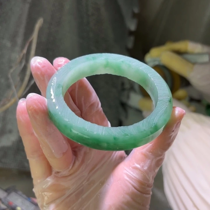 宝***儿石英质玉（非洲翠）未镶嵌手镯定制