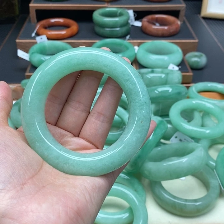 （***）石英质玉未镶嵌手镯