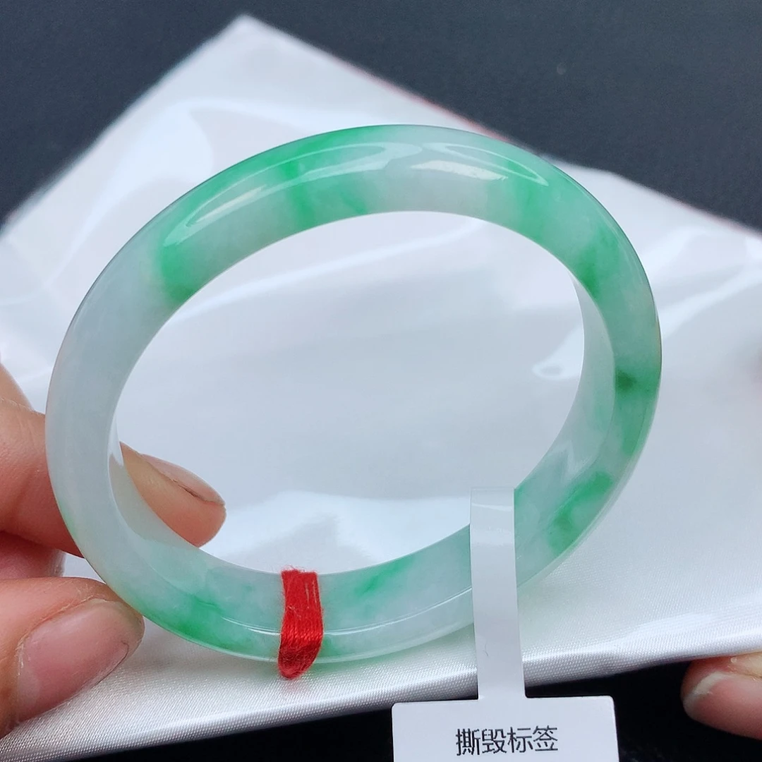 翡翠手镯未镶嵌………….