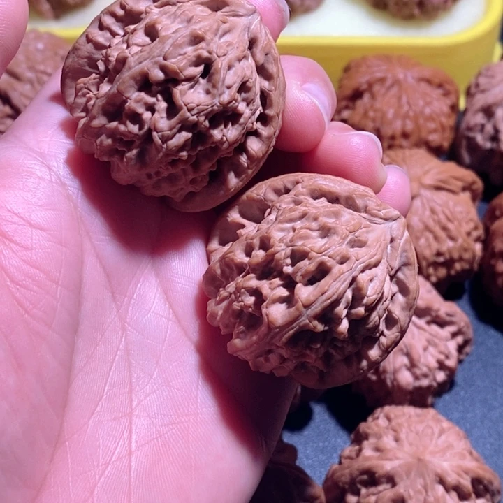 文玩核桃吊坠白狮子40