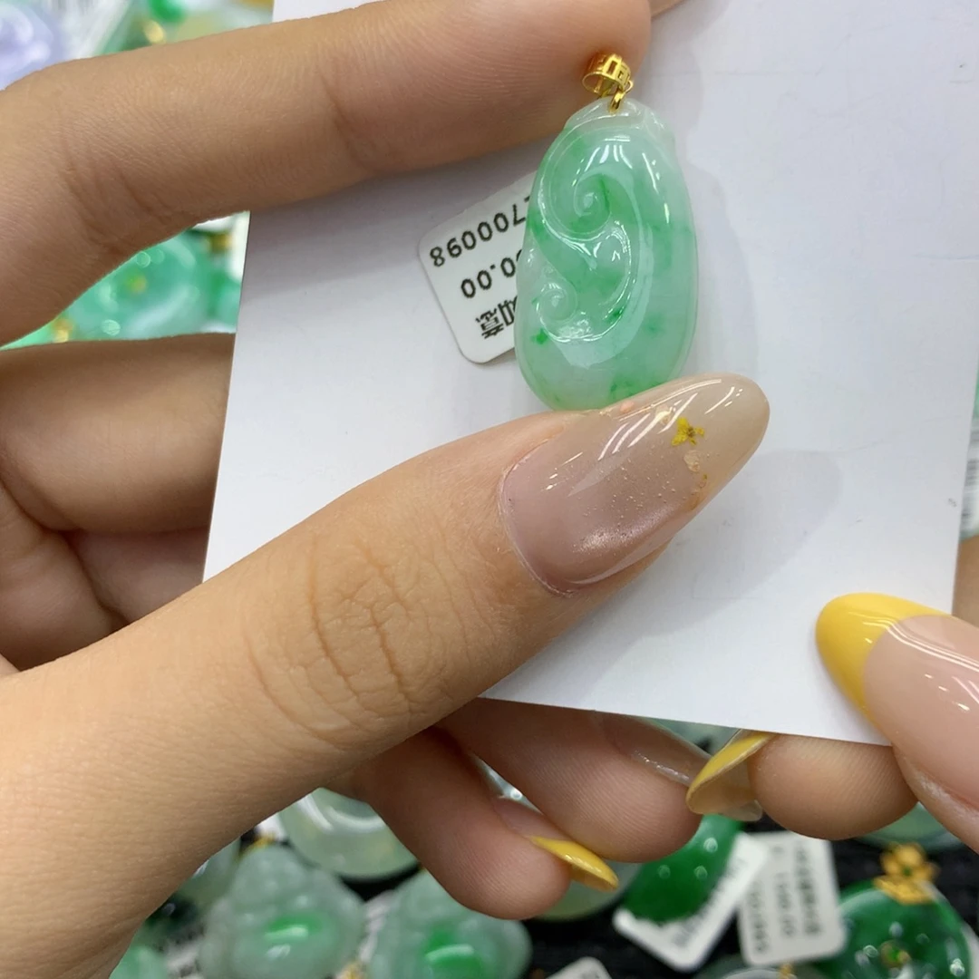 颈饰18K金镶嵌翡翠