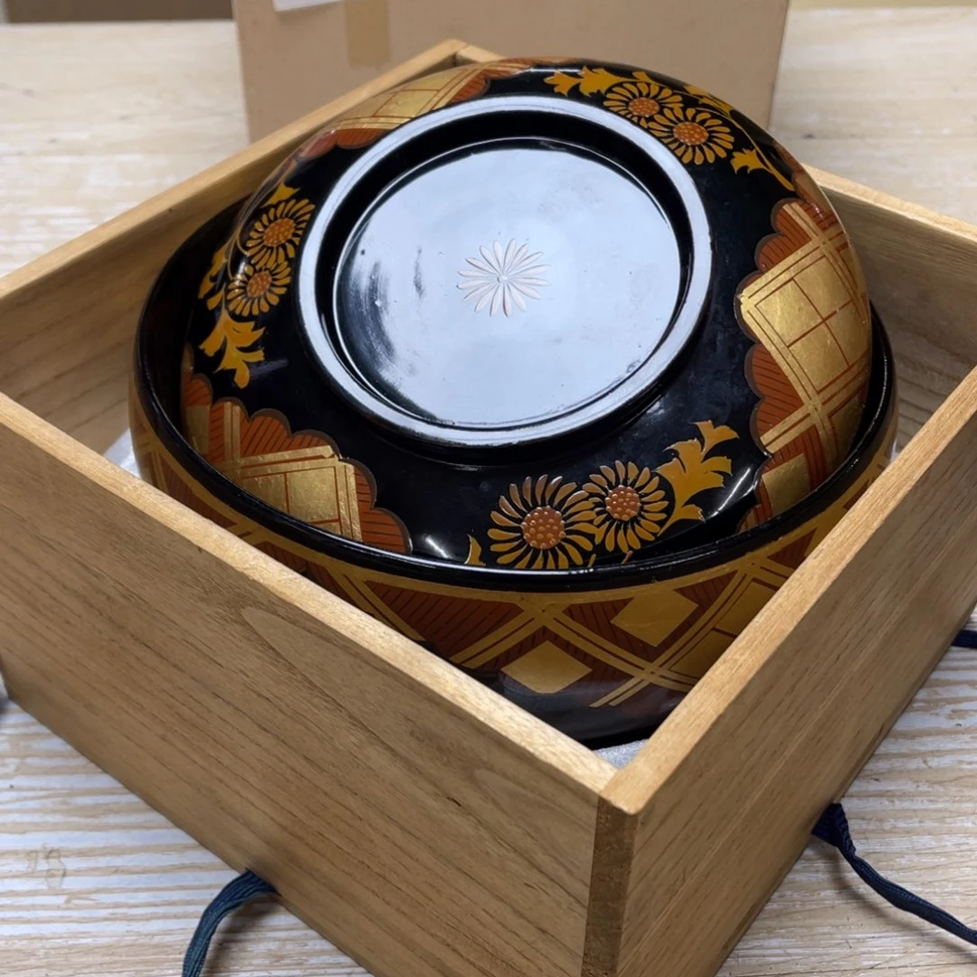 瓷片?*?密密麻麻地排列着一个大