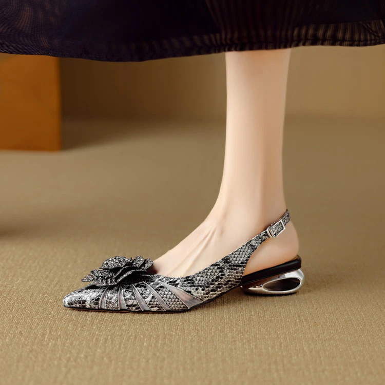 牛皮~4cm真皮包头粗跟时尚凉鞋夏季新款花朵镂空一字带后空单鞋女