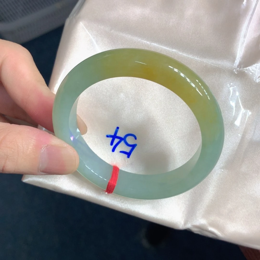 翡翠手镯未镶嵌翡翠