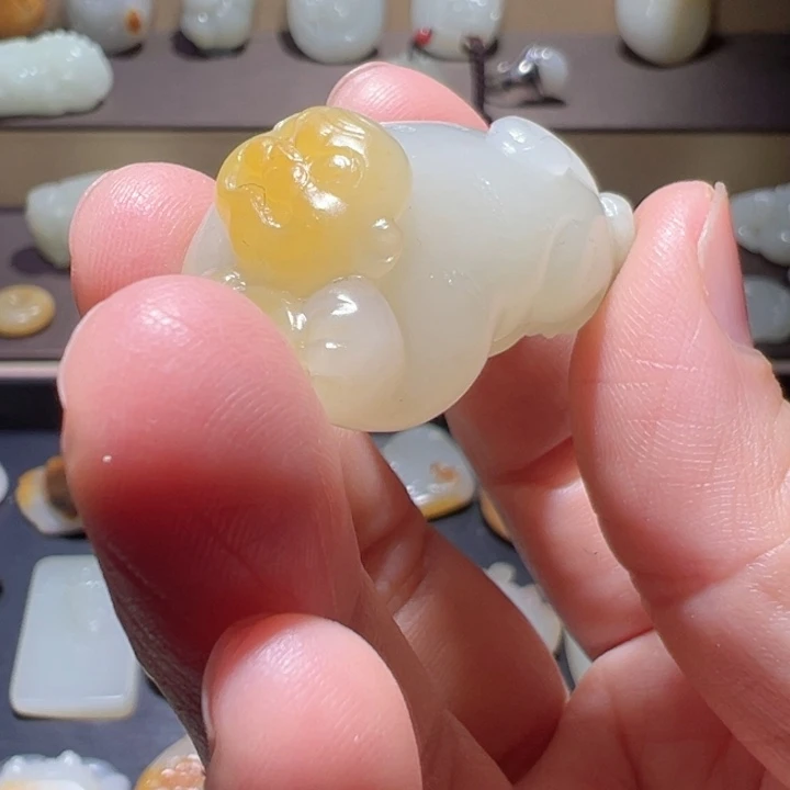 小***摊和田玉未镶嵌颈饰