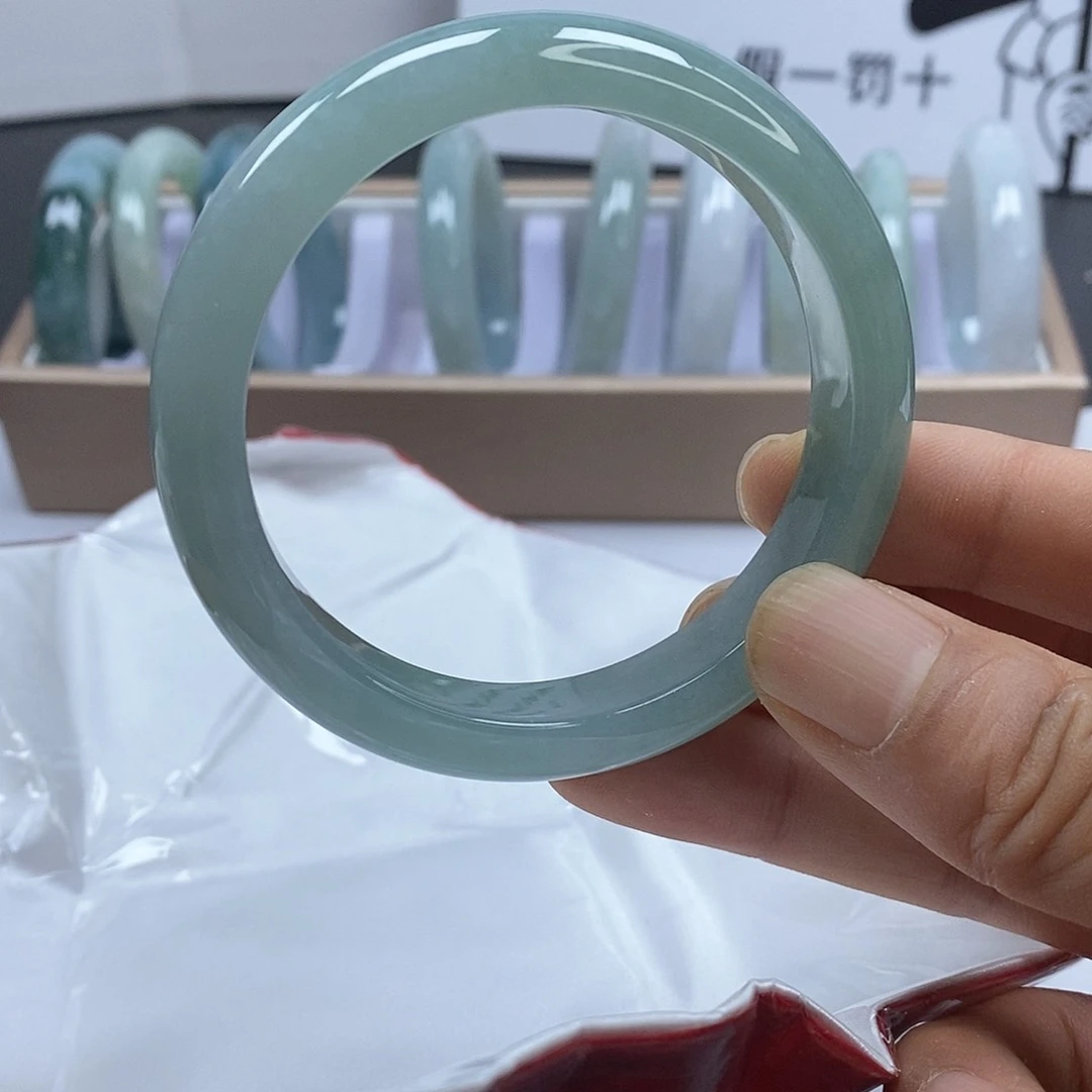 翡翠手镯未镶嵌翡翠手镯