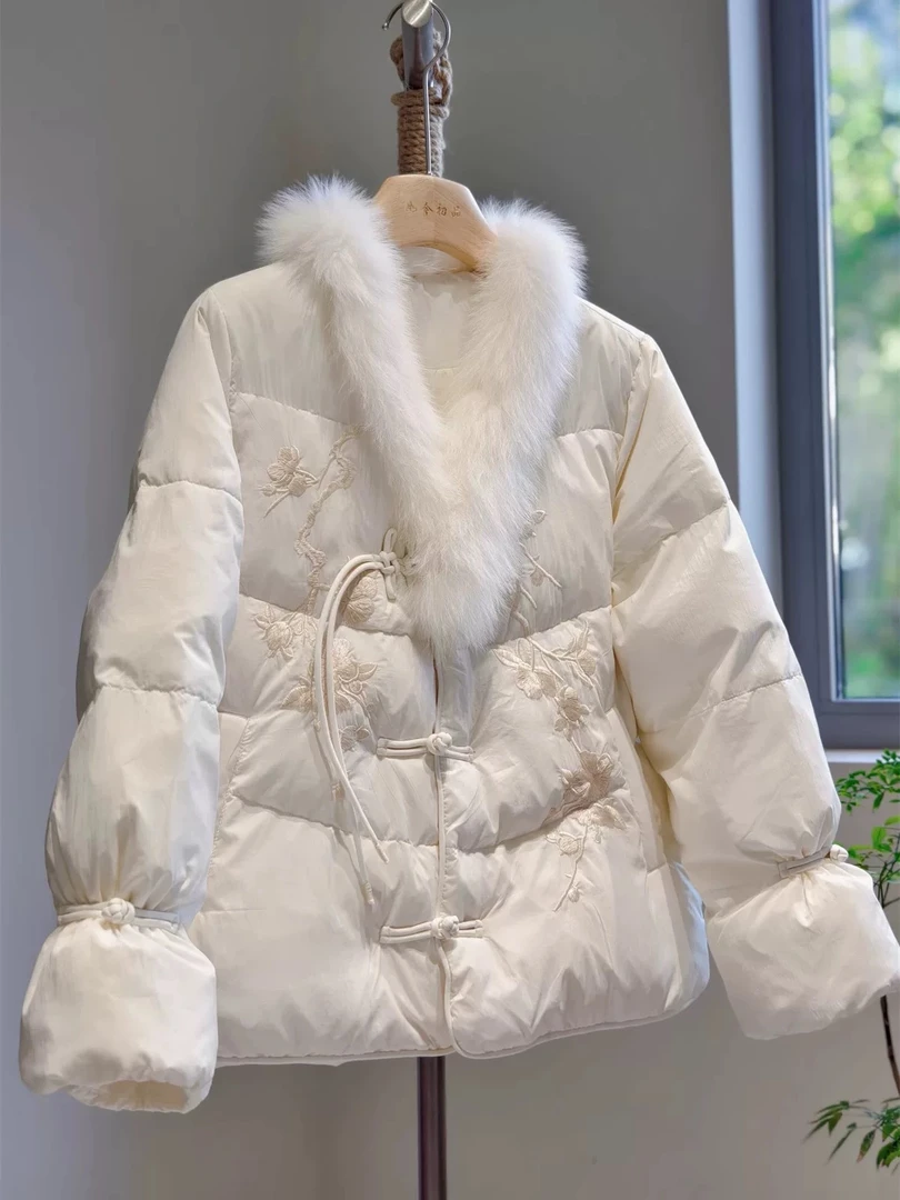 2025冬季轻薄新中式白色盘扣棉服短款毛领禅意国风刺绣复古外套女