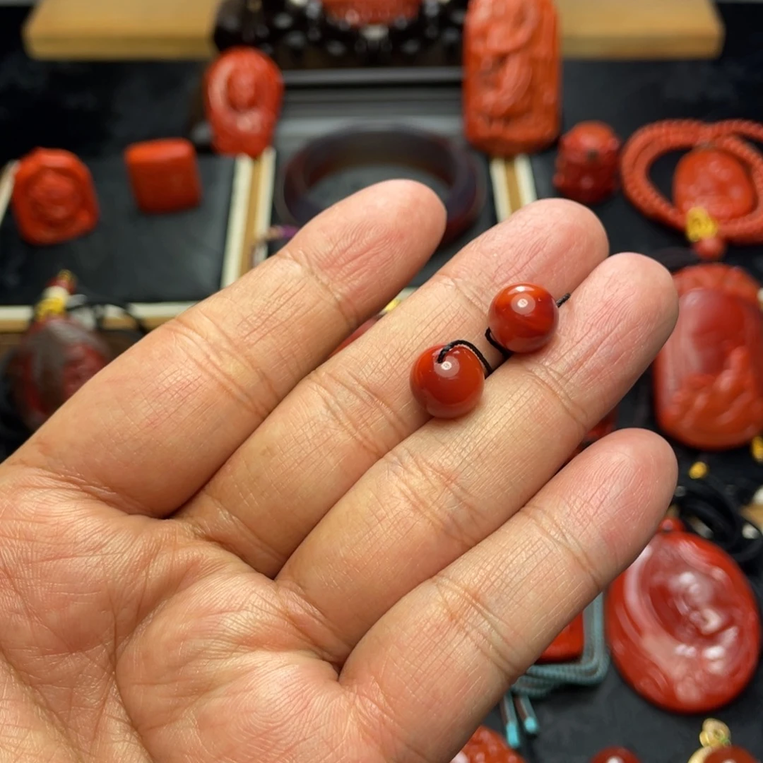 南红玛瑙未镶嵌吊坠发其中一颗