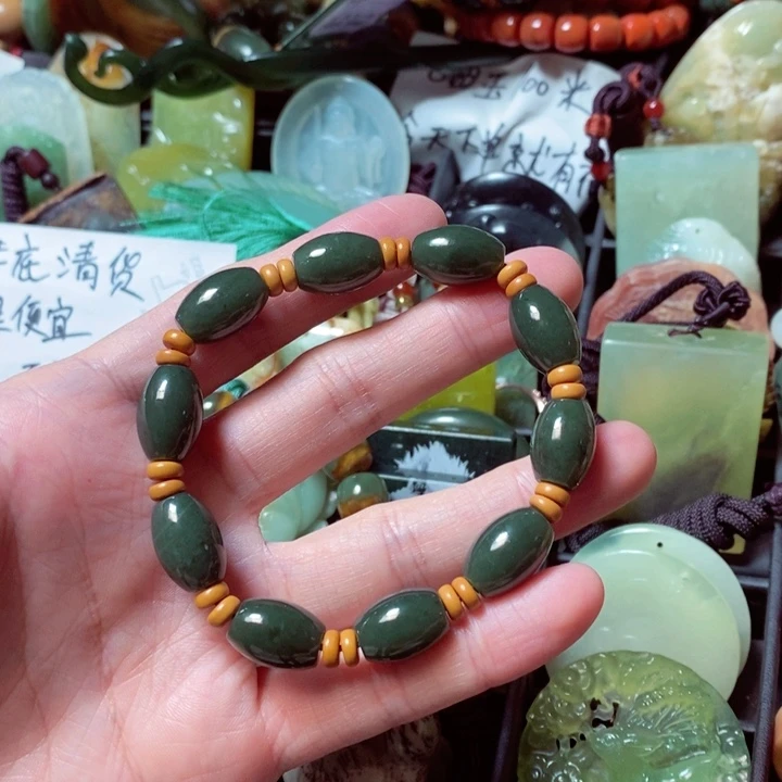 透闪石质玉颈饰未镶嵌