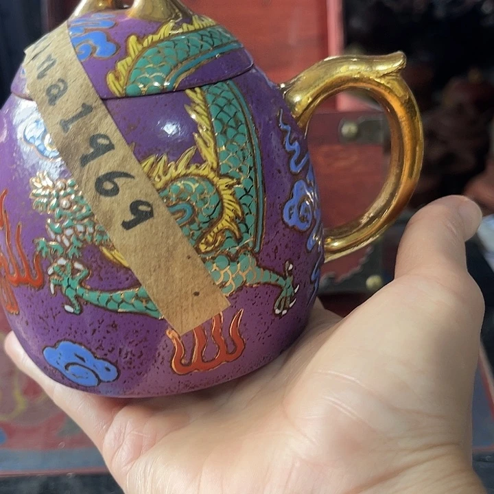 茶壶紫砂原矿泥料手工制作的一把紫砂壶。