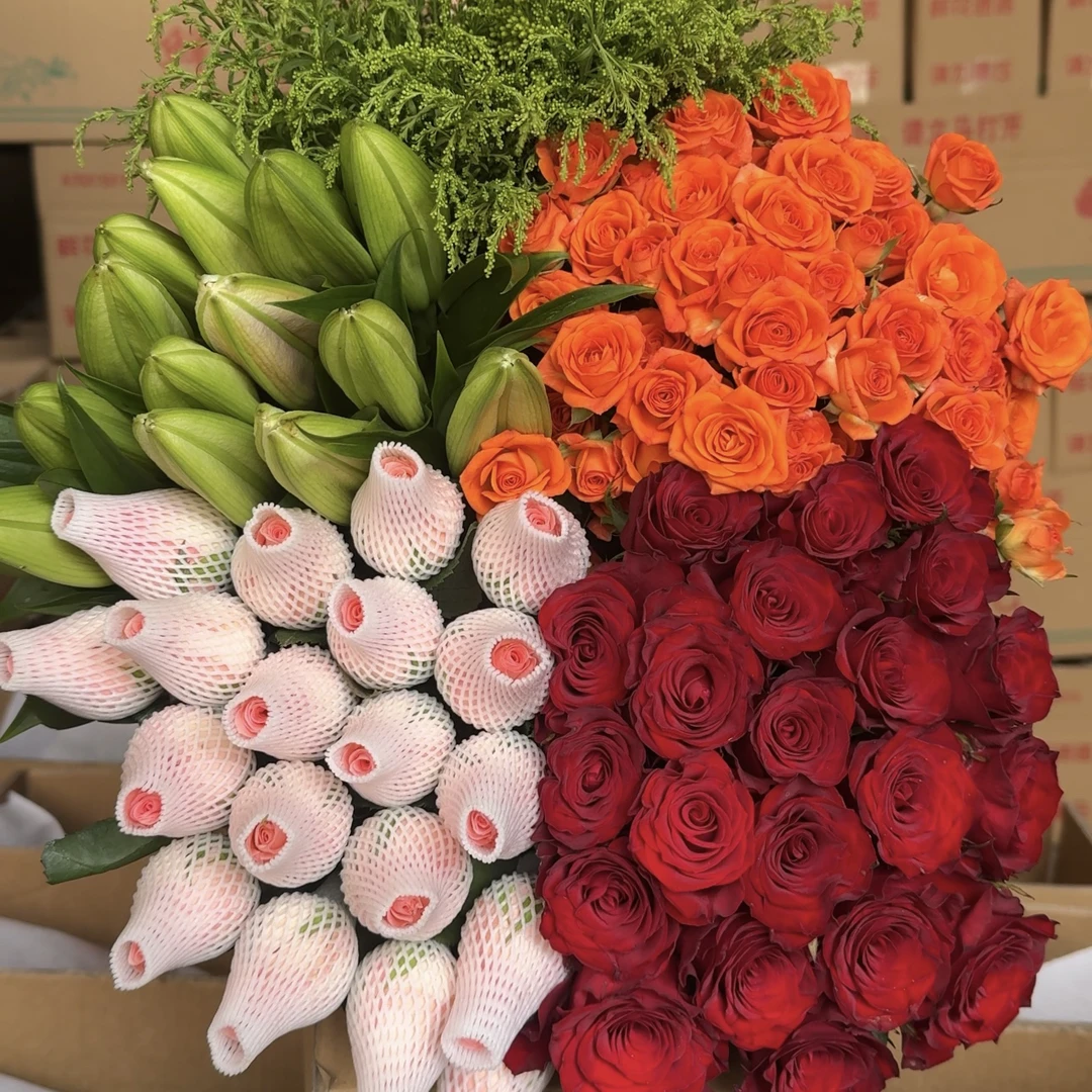 红玫瑰+粉玫瑰+香水百合+多头玫瑰+配草+营养液2包