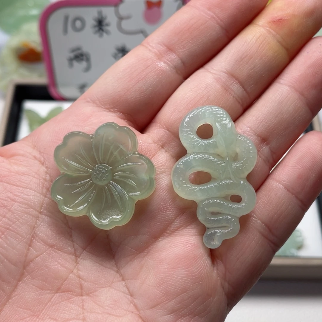 年***高蛇纹石玉未镶嵌颈饰