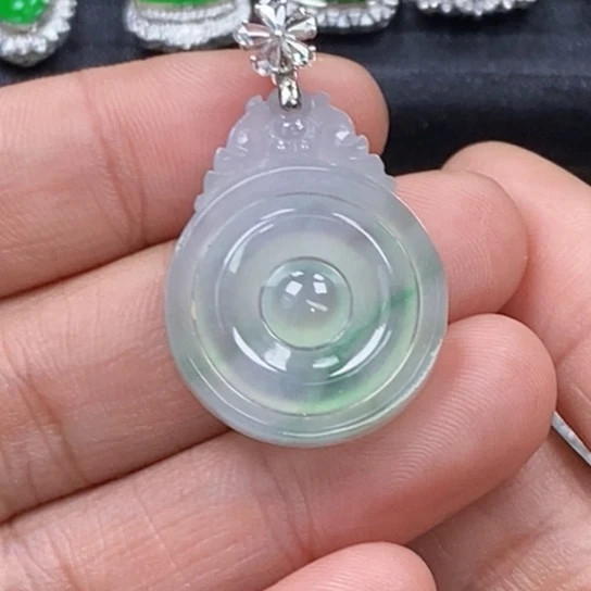 翡翠18K金镶嵌颈饰吊坠