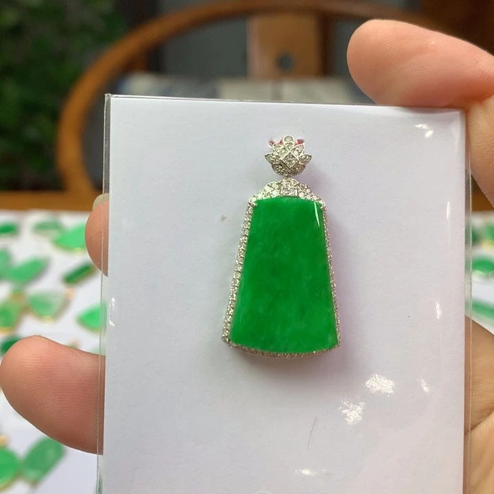 翡翠18K金镶嵌颈饰翡翠吊坠