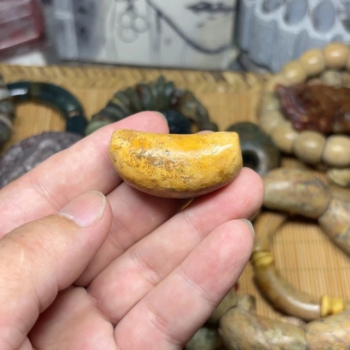 颈饰未镶嵌岫岩河磨玉（透闪石质玉）