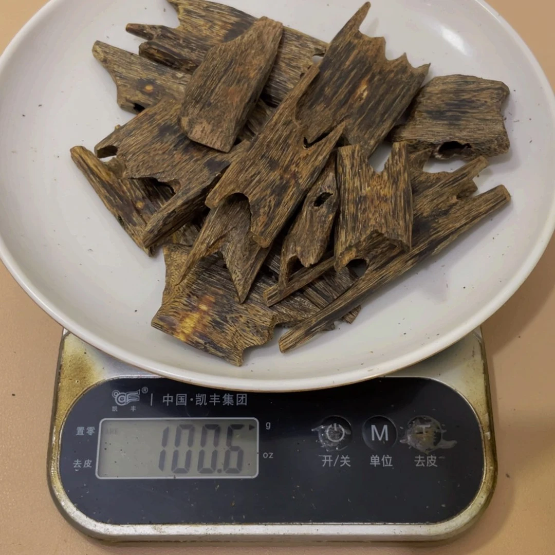 沉香木摆件月*笛香霸块料100克