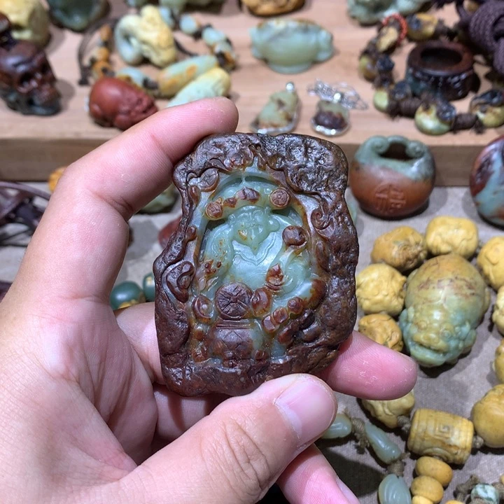 未镶嵌岫岩河磨玉（透闪石质玉）挂件