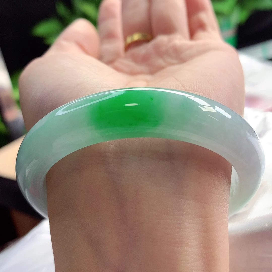 未镶嵌手镯翡翠55-56圈口白底青一抹辣阳绿7号